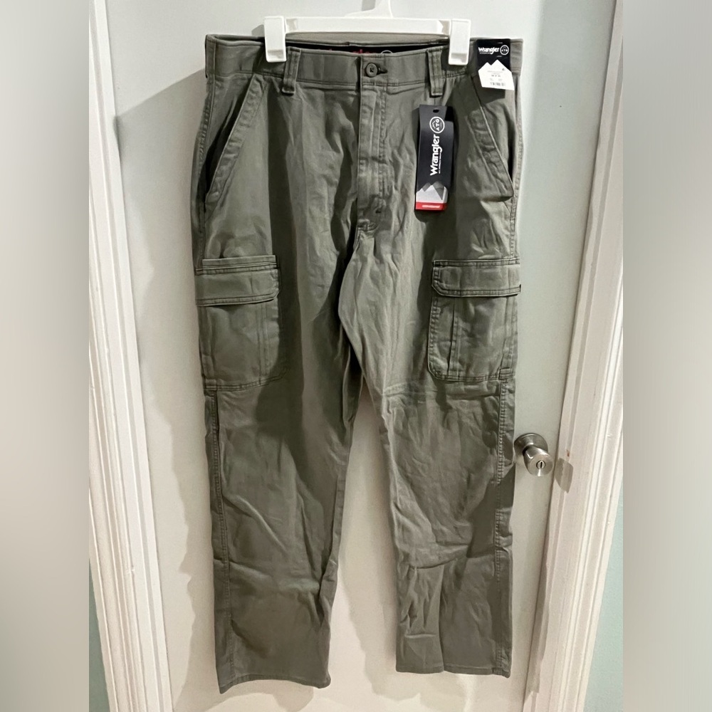 Wrangler Men's Olive Green Tactical Cargo Pants, size 36 X 34, new!